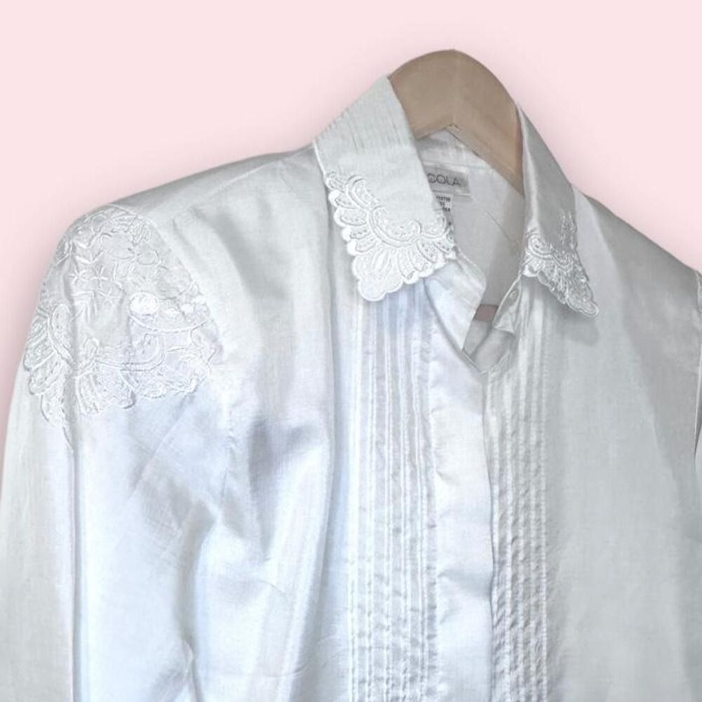 Vintage Blouse w/ Delicate Lace Embroidery Collar
